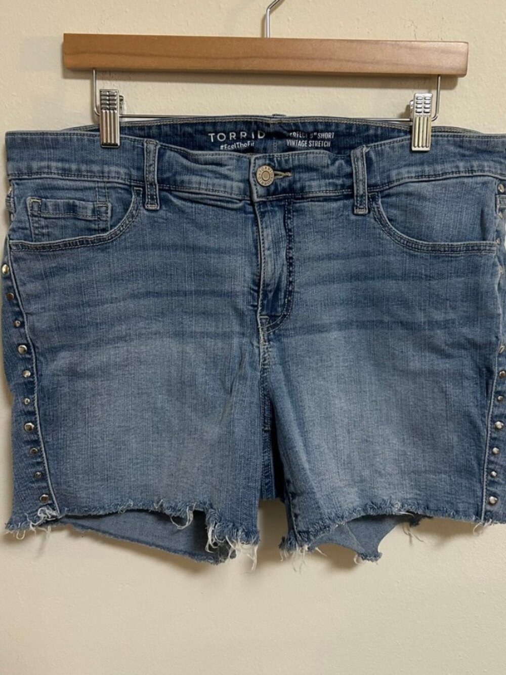 Torrid Perfect 5" Short Vintage Stretch Sz 14 Studs EUC Cotton Medium Wash